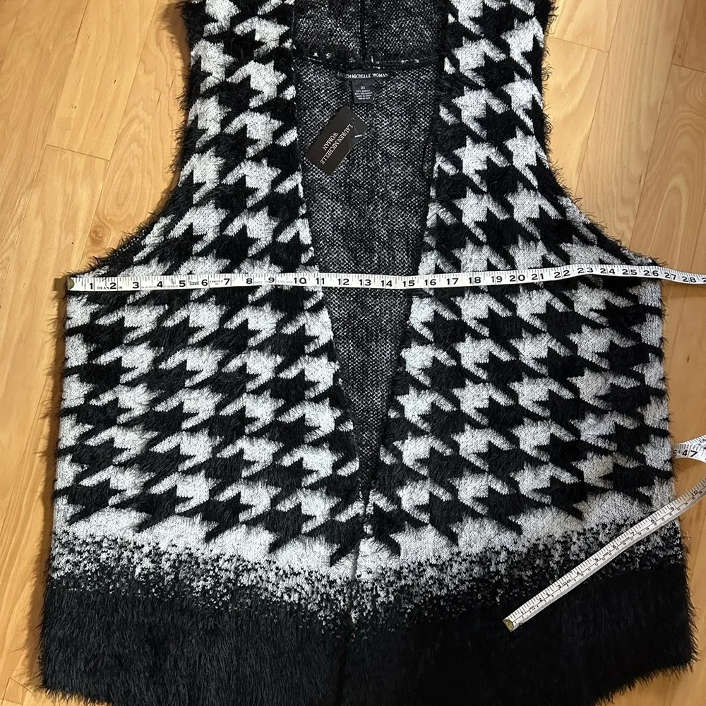 3x soft black and white vest. Nice long length. - Picture 4 of 9